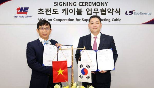 1일 베트남 전력청 산하 에너지연구소(IE)에서 이상호 LS에코에너지 대표(오른쪽)와 쩐끼푹(Tran Ky Phuc) IE 원장이 '초전도 케이블 업무협약' 체결 후 기념촬영을 하고 있다. [사진제공=LS에코에너지]