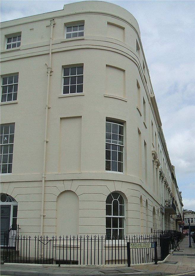 /위키피디아창문세 시대에 지어진 영국 건물. 영국은 17세기부터 19세기까지 창문 수에 따라 재산세를 부과했다. 이에 따라 세금을 피하려는 사람들이 벽돌 등으로 창문을 막아버리는 일이 자주 발생했다.