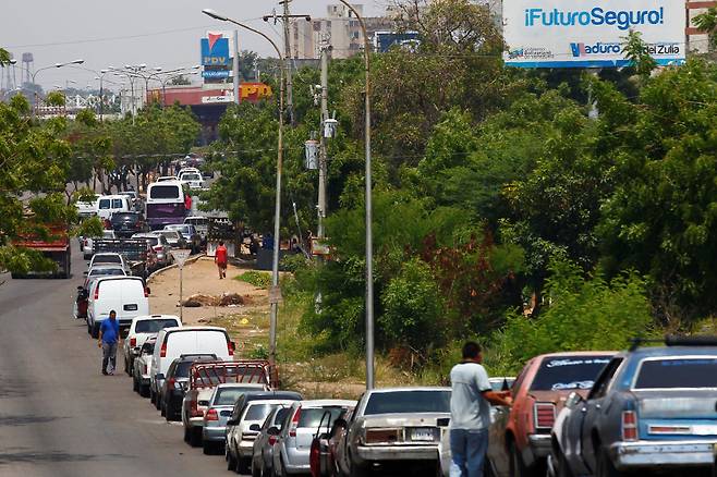 로이터 연합뉴스베네수엘라 제2의 도시 마라카이보에서 지난해 5월 기름을 넣으려는 자동차들이 길게 줄을 서 있다. 1922년 마라카이보 인근에서 석유가 터져 나온 이후 베네수엘라는 한때 중남미 최부유국이었다.