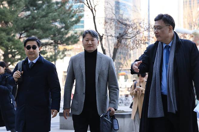 김창수 전국의과대학교수협의회(전의교협) 비상대책위원장(가운데)이 3월 14일 오후 서초구 서울행정법원 앞에서 협의회가 보건복지부 장관과 교육부 장관을 상대로 낸 의대 증원 취소소송·집행정지 가처분 신청과 관련해 입장을 밝힌 뒤 1심 집행정지 심문에 출석하고 있다. 오른쪽은 법률대리인 이병철 변호사./연합뉴스
