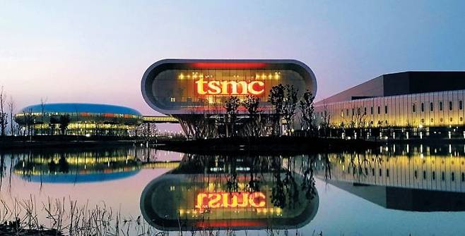세계 파운드리 1위인 대만 TSMC의 파운드리 라인(팹16) 외부 모습. /TSMC