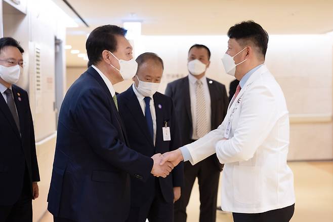 윤석열 대통령이 지난 1일 대전 유성구 유성선병원을 방문해 김의순 병원장과 인사하고 있다. /대통령실