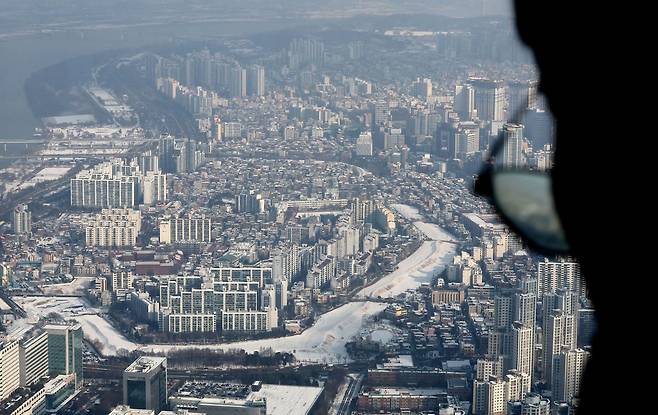 서울 송파구 롯데월드타워 전망대에서 본 아파트 단지 /뉴스1