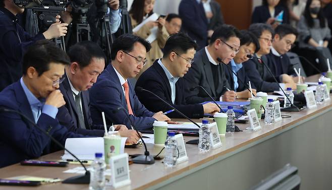 3월 14일 서울 영등포구 한국거래소에서 열린 밸류업 기관투자자 간담회에서 기관투자자 관계자들이 금융위원회 김소영 부위원장의 발언을 듣고 있다. /연합뉴스