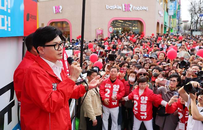 한동훈 국민의힘 비상대책위원장이 2일 대전 서구 둔산동 타임월드 인근에서 조수연(대전 서구갑),양홍규(대전 서구을) 후보의 지지를 호소하고 있다. /연합뉴스