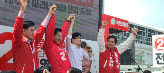 한동훈 국민의힘 총괄선대위원장이 2일 아산 온양온천역 앞에서 지원 유세를 하고 있다. 윤평호 기자.