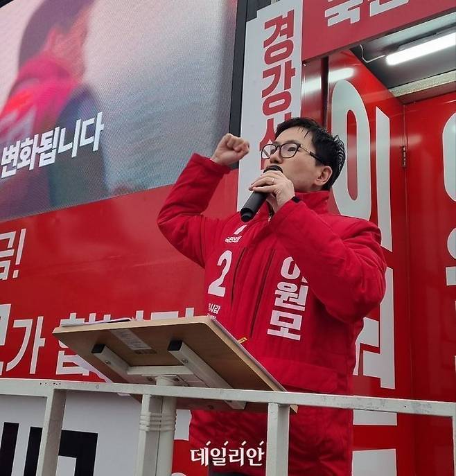 22대 총선에서 경기 용인갑에 출마한 이원모 국민의힘 후보가 지난달 29일 오후 용인시 처인구 이동읍 송전리 일대 현장 유세에서 주민들을 향해 자신의 포부를 밝히고 있다. ⓒ데일리안 김찬주 기자