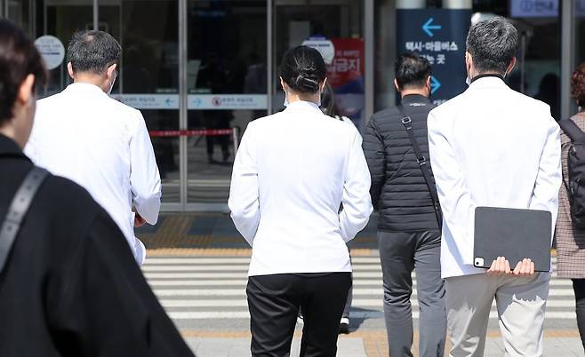 서울 종로구 연건동 서울대학교병원에서 이동하는 의료진. 뉴스1