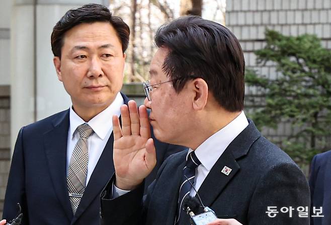 이재명 더불어민주당 대표가 2일 오전 서울 서초구 서울중앙지법에서 열린 ‘대장동 배임·성남FC 뇌물’ 관련 1심 속행 공판에 출석하며 지지자들에게 조용히 해달라는 손짓을 하고 있다. 이한결 기자 always@donga.com