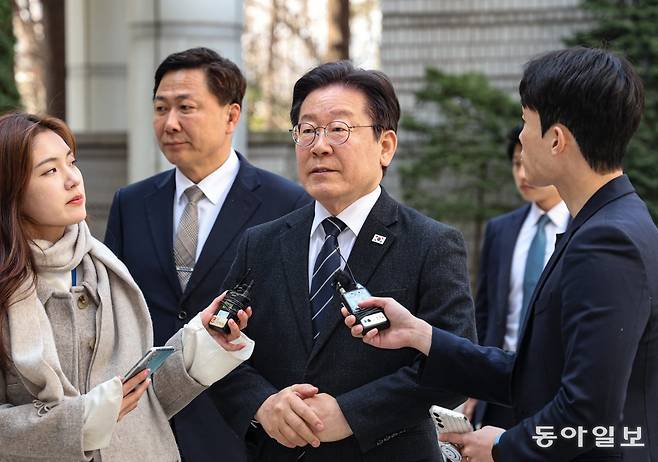 이재명 더불어민주당 대표가 2일 오전 서울 서초구 서울중앙지법에서 열린  ‘대장동 배임·성남FC 뇌물’ 관련 1심 속행 공판에 출석하며 발언하고 있다. 이한결 기자 always@donga.com