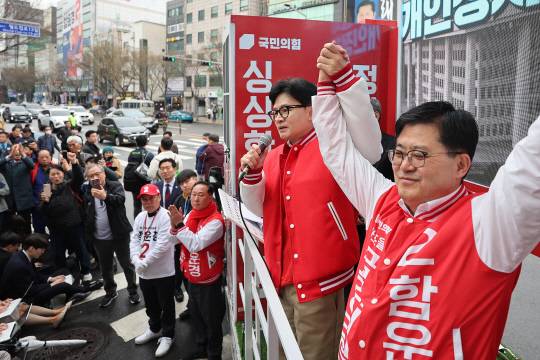 지난 3월28일 한동훈 국민의힘 비상대책위원장 겸 제22대 총선 총괄선거대책위원장이 서울 마포구 망원역에서 열린 총선 유세현장에서 함운경(오른쪽) 마포을 후보에 대한 지지를 호소하고 있다.<연합뉴스>