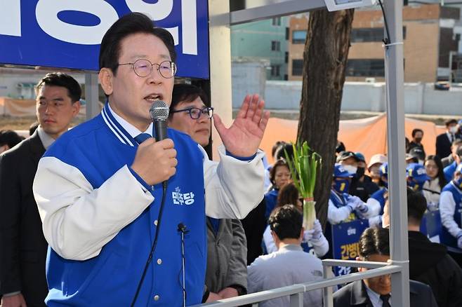 이재명 더불어민주당 대표가 1일 오후 인천 미추홀구 용현시장 인근에서 동구미추홀구을에 출마한 남영희 후보의 지지를 호소하고 있다. 사진=뉴시스