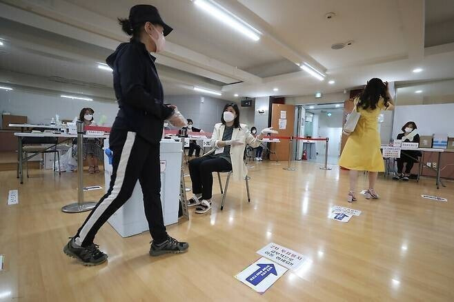 제8회 전국동시지방선거 당시 투표소 내부 모습.(사진은 기사 내용과 관련 없음) 신소영 기자 viator@hani.co.kr