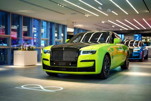서울 강남구 청담동에 새로 단장해 오픈한 롤스로이스 청담 쇼룸에서 개관 20주년 기념 한정판 모델 '블랙 배지 고스트 청담 에디션' 라임 그린색 모델이 전시돼 있다. 롤스로이스 제공