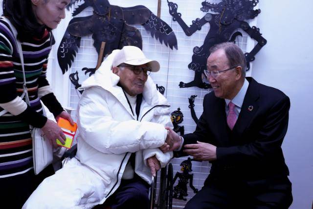 지난 1월 서울 종로구 세종문화회관에서 열린 '오사카 파노라마전' 개막식에서 반기문 전 유엔사무총장(오른쪽)이 그림자 회화 작가 후지시로 세이지(가운데)와 환담을 나누고 있다. 케이아트커뮤니케이션 제공