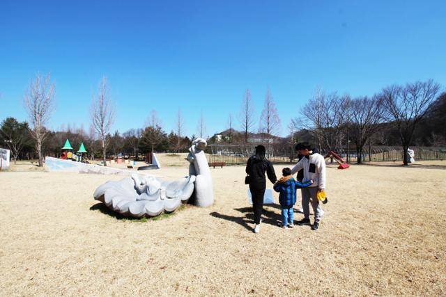 넓은 잔디밭에서 소풍을 즐길 수 있는 임실 사선대 조각공원. 한국관광공사 제공