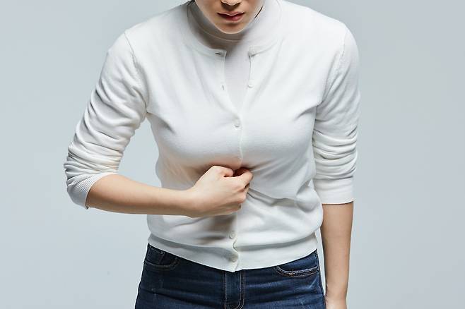 속이 울렁거리거나 배에 가스가 자주 차거나 피로가 극심하다면 간 기능 저하를 의심할 수 있다./사진=게티이미지뱅크