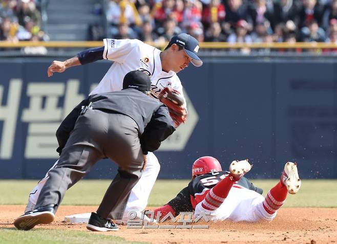 지난달 31일 오후 서울 잠실야구장에서 열린 KIA와 두산 경기. KIA 서건창이 5회 2사 좌중간 안타를 날리고 진루한뒤 2루 도루하고있다. 잠실=정시종 기자 capa@edaily.co.kr