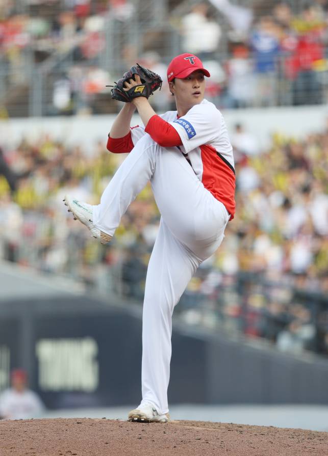 시즌 첫 3번의 등판에서 모두 세이브를 달성한 KIA 정해영의 투구 모습. KIA 제공