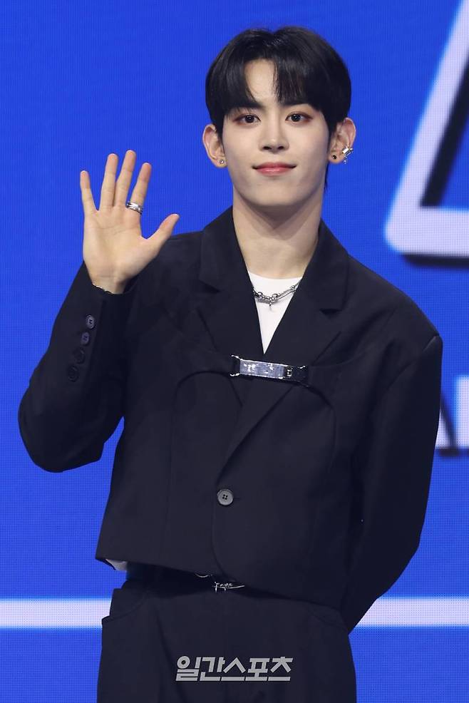 그룹 나우어데이즈(NOWADAYS) 현빈이 2일 오후 서울 용산구 블루스퀘어 마스터카드홀에서 열린 첫 번째 싱글 'NOWADAYS' 데뷔 쇼케이스에 참석해 포즈를 취하고 있다. 타이틀 '우위(OoWee)'는 소울풀한 멜로디와 힙합 요소가 조화를 이룬 곡이다. 서병수 기자 qudtn@edaily.co.kr /2024.04.02/