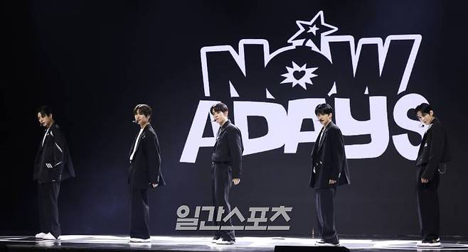그룹 나우어데이즈(NOWADAYS) 현빈, 연우 시윤, 진혁, 윤이 2일 오후 서울 용산구 블루스퀘어 마스터카드홀에서 열린 첫 번째 싱글 'NOWADAYS' 데뷔 쇼케이스에 참석해 타이틀곡 무대를 선보이고 있다. 타이틀곡 '우위(OoWee)'는 소울풀한 멜로디와 힙합 요소가 조화를 이룬 곡이다. 서병수 기자 qudtn@edaily.co.kr /2024.04.02/