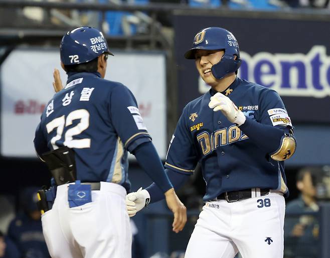2일 오후 서울 잠실야구장에서 열린 NC와 LG 경기. NC 김성욱이 2회초 좌월 2점 홈런을 날리고 그라운드를 돌고 있다. 잠실=정시종 기자