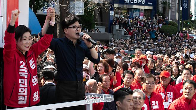 한동훈 국민의힘 비상대책위원장 겸 총괄 선거대책위원장이 1일 부산 연제구 연산역 앞에서 김희정 후보(부산 연제구) 지지유세를 하고 있다. 부산 | 성동훈 기자