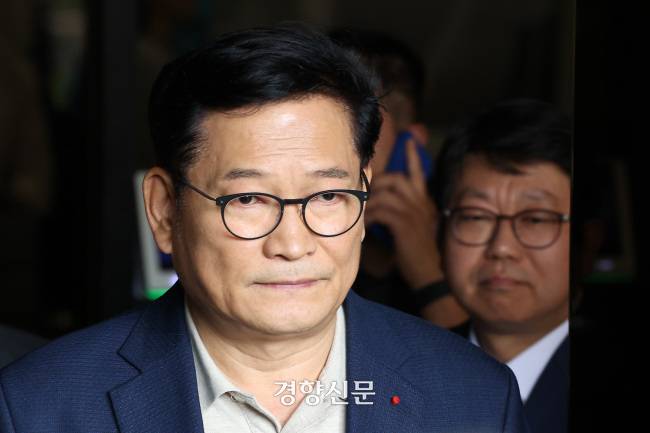 송영길 전 더불어민주당 대표가 지난해 7월25일 서울 서초구 서울중앙지방검찰청에서 윤석열 대통령을 선거법·정당법 위반 혐의로 고발한 후 청사를 나서고 있다. 조태형 기자