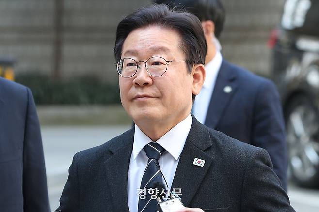 이재명 더불어민주당 대표가 2일 서울 서초구 서울중앙지법에서 열린 ‘대장동 배임·성남FC 뇌물’ 1심 공판에 출석하고 있다. 한수빈 기자