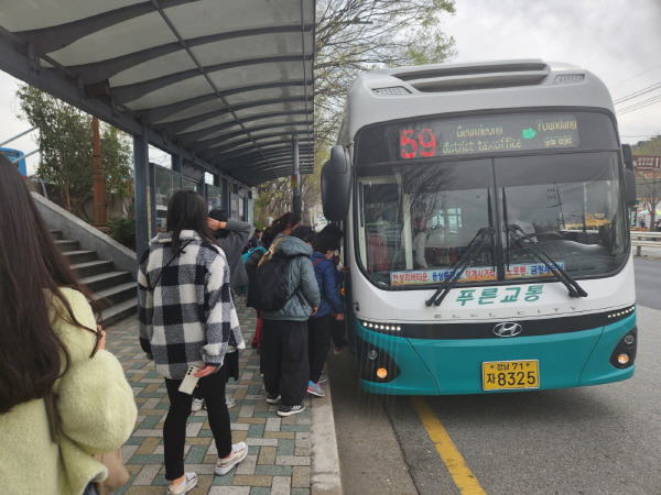 부산 노포동 터미널에서 승객을 태우고 있는 59번 버스. 독자 제공