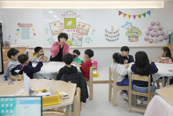 부산시교육청은 지난달 새 학기에 맞춰 304개 모든 초등학교에 늘봄학교를 도입했다. 사진은 문현초등학교 늘봄교실에서 아이들이 미술 수업을 하는 모습. 부산시교육청 제공