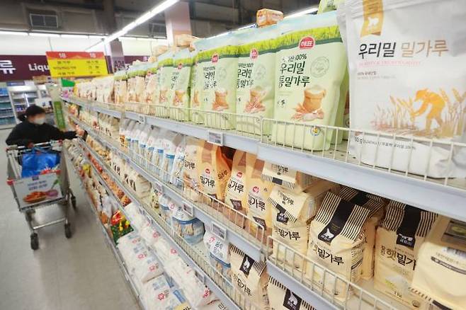 서울 시내 한 대형마트에 진열된 밀가루. 연합뉴스