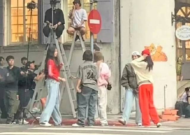 걸그룹 뉴진스의 대만 뮤직비디오 촬영 현장. 대만 온라인 커뮤니티 피티티(PTT) 캡처