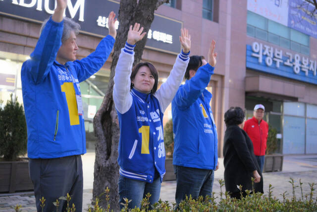 더불어민주당 박지혜 후보가 남편과 함께 출근길 시민에게 지지를 호소하고 있다. 박 후보 캠프 제공
