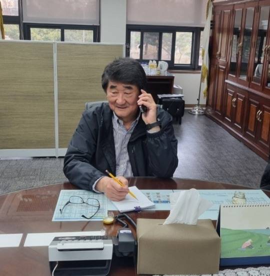 신치용 대표이사가 업무 중 전화를 받고 있다.