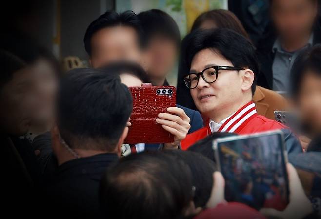 서울 용산구 용문시장 사거리에서 지지자와 기념촬영을 하고 있는 한동훈 국민의힘 총괄선대위원장 겸 비상대책위원장. / 사진 = 연합뉴스