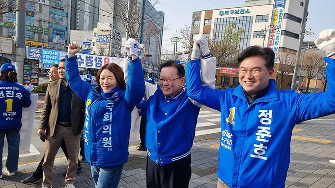 더불어민주당 김부겸(가운데) 상임공동선대위원장이 지난달 29일 오전 광주 북구청사거리에서 열린 민주당 광주 북구갑·을 정준호·전진숙 선거 캠프 합동 출정식에 참석해 두 후보와 손을 맞잡고 유세하고 있다. 2024.3.29 [민주당 광주시당 제공. 재판매 및 DB 금지]
    areum@yna.co.kr
(끝)