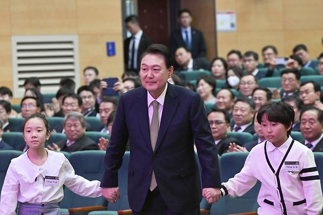 윤석열 대통령이 1일 대전 동구 한국철도공사 본사에서 열린 KTX 개통 20주년 기념식에서 참석자들과 함께 기념 세리머니를 하기 위해 이동하고 있다. [이승환 기자]