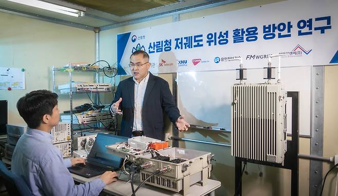 SK텔레콤 연구원들이 위성 기반 무선 백홀에 자사의 소형 기지국을 결합하는 연구를 진행하는 모습 [사진 = SK텔레콤]