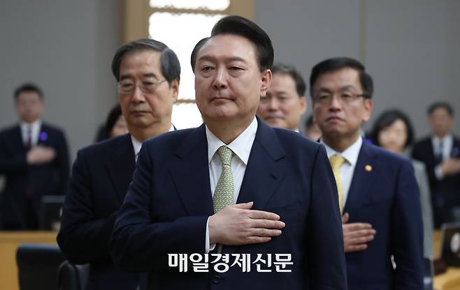 윤석열 대통령이 2일 정부세종청사에서 제15회 국무회의를 시작하기 전 국민의례를 하고 있다.   이승환 기자
