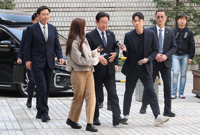이재명 더불어민주당 대표가 2일 오전 서울 서초구 서울중앙지방법원에서 열린 '대장동 배임·성남FC 뇌물' 혐의 관련 재판에 출석하기 위해 법정으로 이동하며 취재진의 질문을 받고 있다. 이충우 기자