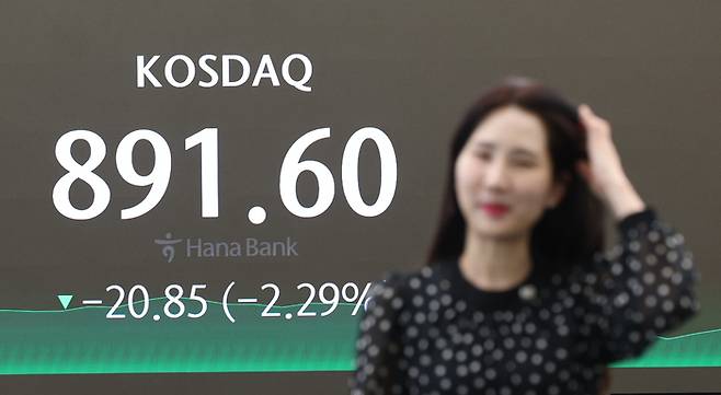 2일 오후 서울 중구 하나은행 딜링룸 현황판에 코스닥 종가가 표시돼있다. 이날 코스피는 전장보다 5.30포인트(0.19%) 오른 2,753.16, 코스닥지수는 전 거래일보다 20.86포인트(2.29%) 하락한 891.59에 장을 마쳤다. 2024.4.2 연합뉴스
