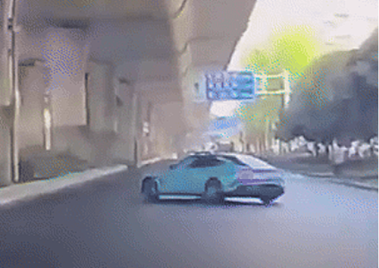 중국 사회관계망서비스(SNS)에서 샤오미 전기차 ‘SU7’가 커브 구간에서 균형을 잃고 도로 옆 벽면에 충돌하는 영상이 빠르게 확산 중이다.(틱톡 갈무리)