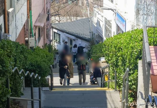 1일 서울 종로구 이화벽화마을 골목을 관광객들이 거닐고 있다./사진=최지은 기자