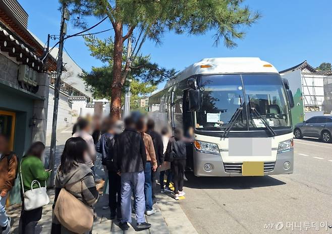 서울 종로구 북촌 한옥마을을 보기 위해 관광버스가 들어오는 모습. /사진=김지은 기자