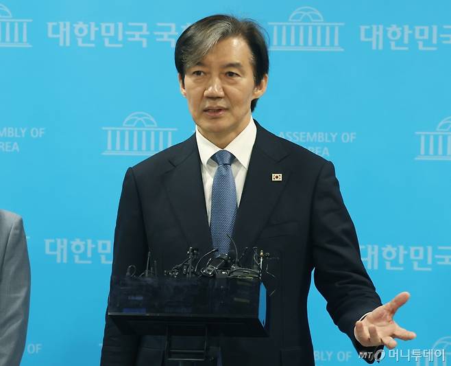 (서울=뉴스1) ,송원영 기자 = 조국 조국혁신당 대표가 2일 서울 여의도 국회 소통관에서 공직선거법 헌법소원 관련 기자회견을 마치고 취재진의 질문을 받고 있다. 2024.4.2/뉴스1  Copyright (C) 뉴스1. All rights reserved. 무단 전재 및 재배포,  AI학습 이용 금지. /사진=(서울=뉴스1) ,송원영 기자