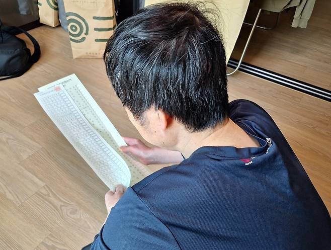 2일 오전 11시쯤 서울 영등포구의 한 가정집에서 홀로 사는 50대 시각장애인 조모씨가 거소 투표 용지를 만지고 있다. /사진=김지은 기자