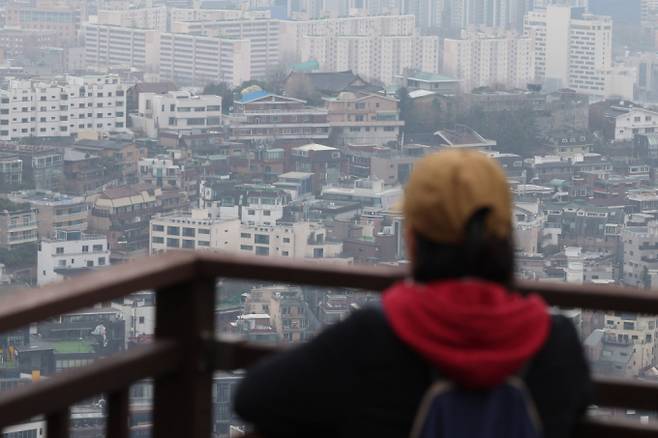 국토연구원이 지난해 12월 만 19~69세의 일반 국민 2000명을 대상으로 실시한 국토·주택 관련 설문조사에 따르면 평균적으로 주택에 대한 투자가치(30.6%)보다 거주가치(69.4%) 비중이 높으나, 20~30대일수록 투자가치 비중이 증가했다./사진=뉴시스