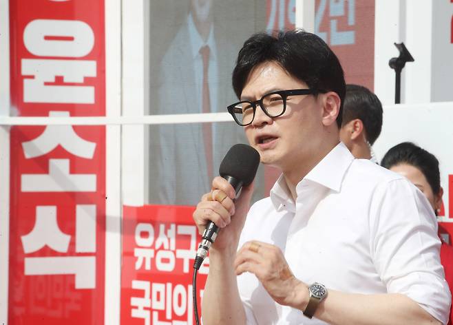 한동훈 국민의힘 비상대책위원장이 김준혁 더불어민주당 경기 수원정 후보의 '6·25 참전을 고마워하면 친미 사대주의' 발언을 강하게 비판했다. 사진은 한 위원장이 2일 대전 유성구 지족역사거리 앞에서 열린 '국민의힘으로 유성살리기' 지원유세에서 윤소식 국민의힘 대전 유성갑 후보, 이상민 국민의힘 대전 유성을 후보와 함께 지지를 호소하는 모습. /사진=뉴스1