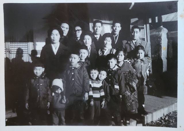 1960년대 집안 일가와 형제들이 명절 때 함께 모여 찍은 사진. 모두가 가난했던 그 시절에도 정장을 차려입으려 애썼던 어른들이 한국의 오늘을 이루셨음을 나이 들어서 깨닫게 됐다.